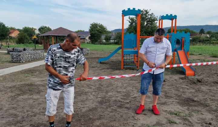 1. fotografia fotogalérie Aktuality / Detské ihrisko v obci Šimonovce - foto
