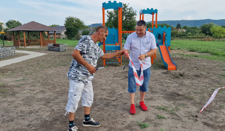 2. fotografia fotogalérie Aktuality / Detské ihrisko v obci Šimonovce - foto