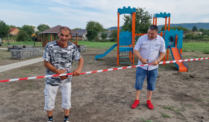 6. fotografia fotogalérie Aktuality / Detské ihrisko v obci Šimonovce - foto